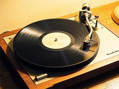 <strong>黑胶唱片机：振动如何偷走您的音质？桌面型主动减震台实战解析</strong>